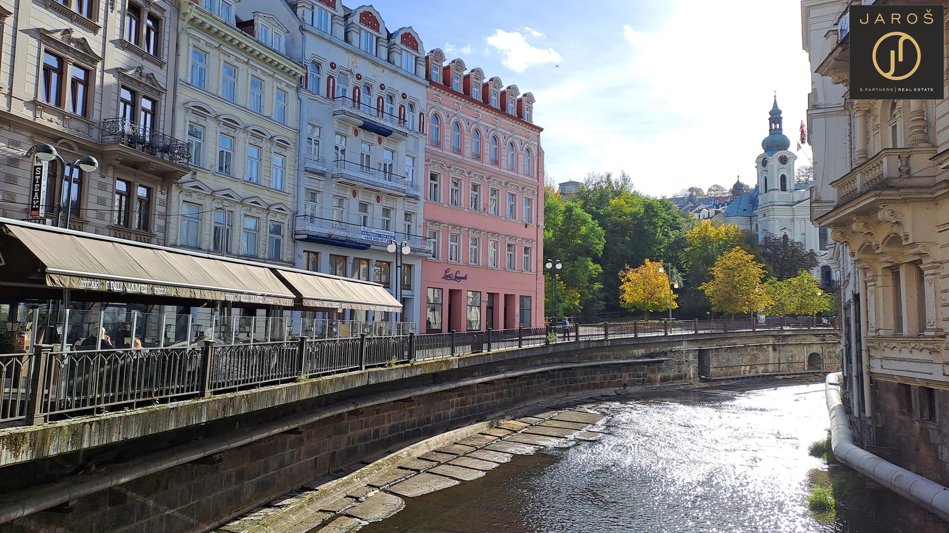 ulice s částí kostela