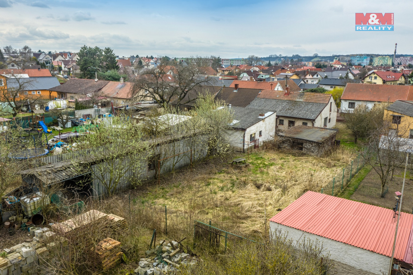 Pohled na dĹŻm, garĂˇĹľ a pĹ™Ă­stavby