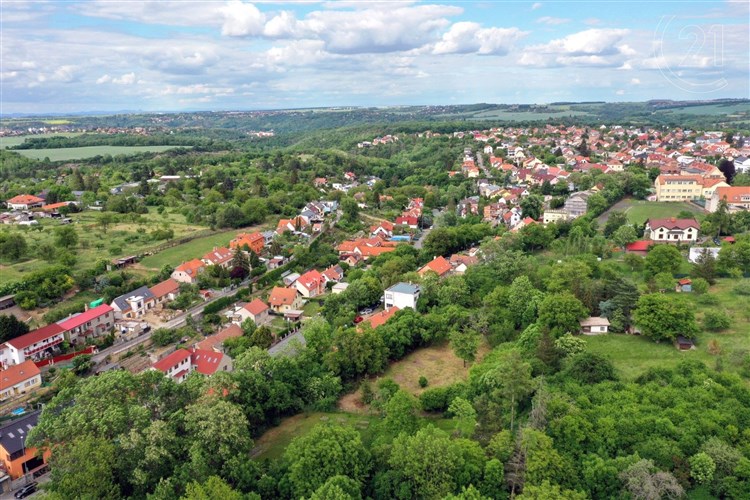 Pozemek v zástavbě rodinných domů