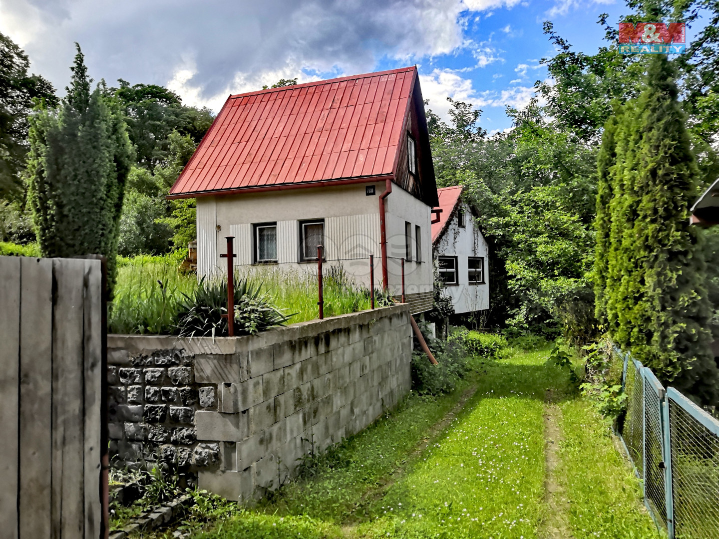 chatka,pohled z pĹ™Ă­jezd.cesty