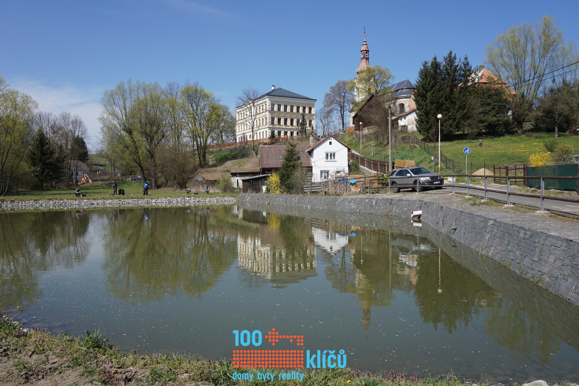 Volfartice - rybník a návrší s kostelem a školou