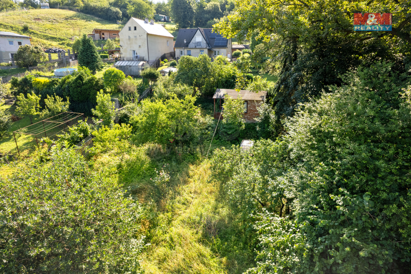 LeteckĂ˝ pohled na zahradnĂ­ domek u domu na zahradÄ›.