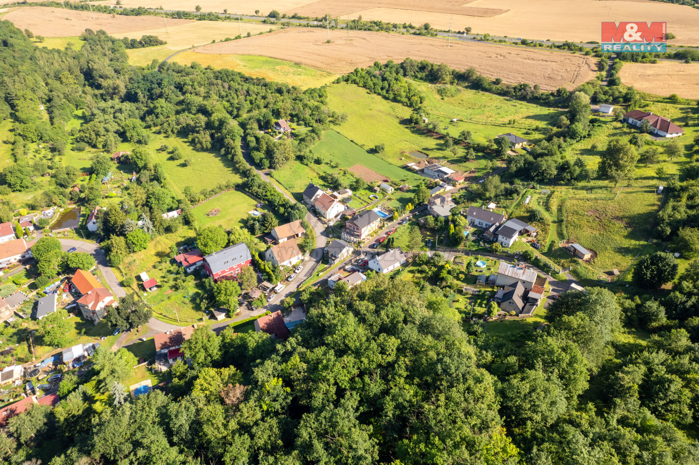 Letecký pohled na dům a okolí.