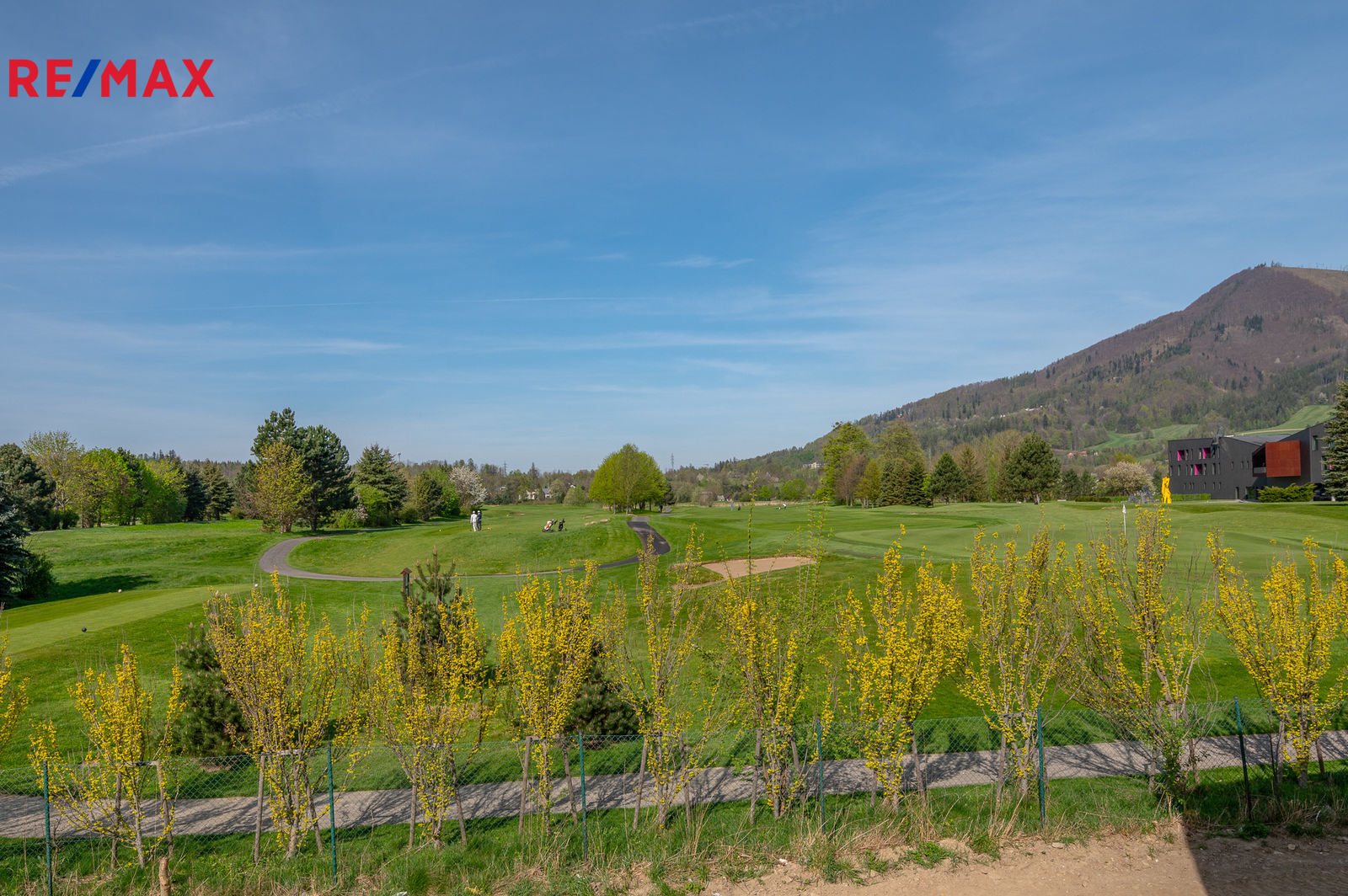 Golfové hřiště za domem, s greenem jamky č. 7 doslova za plotem zahrádky domu.