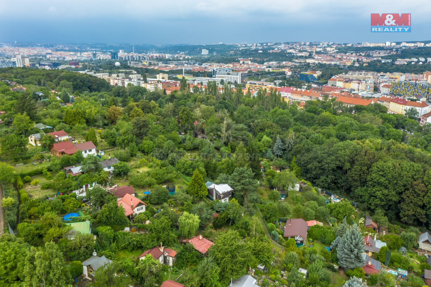 Pohled na chatu a okolĂ­