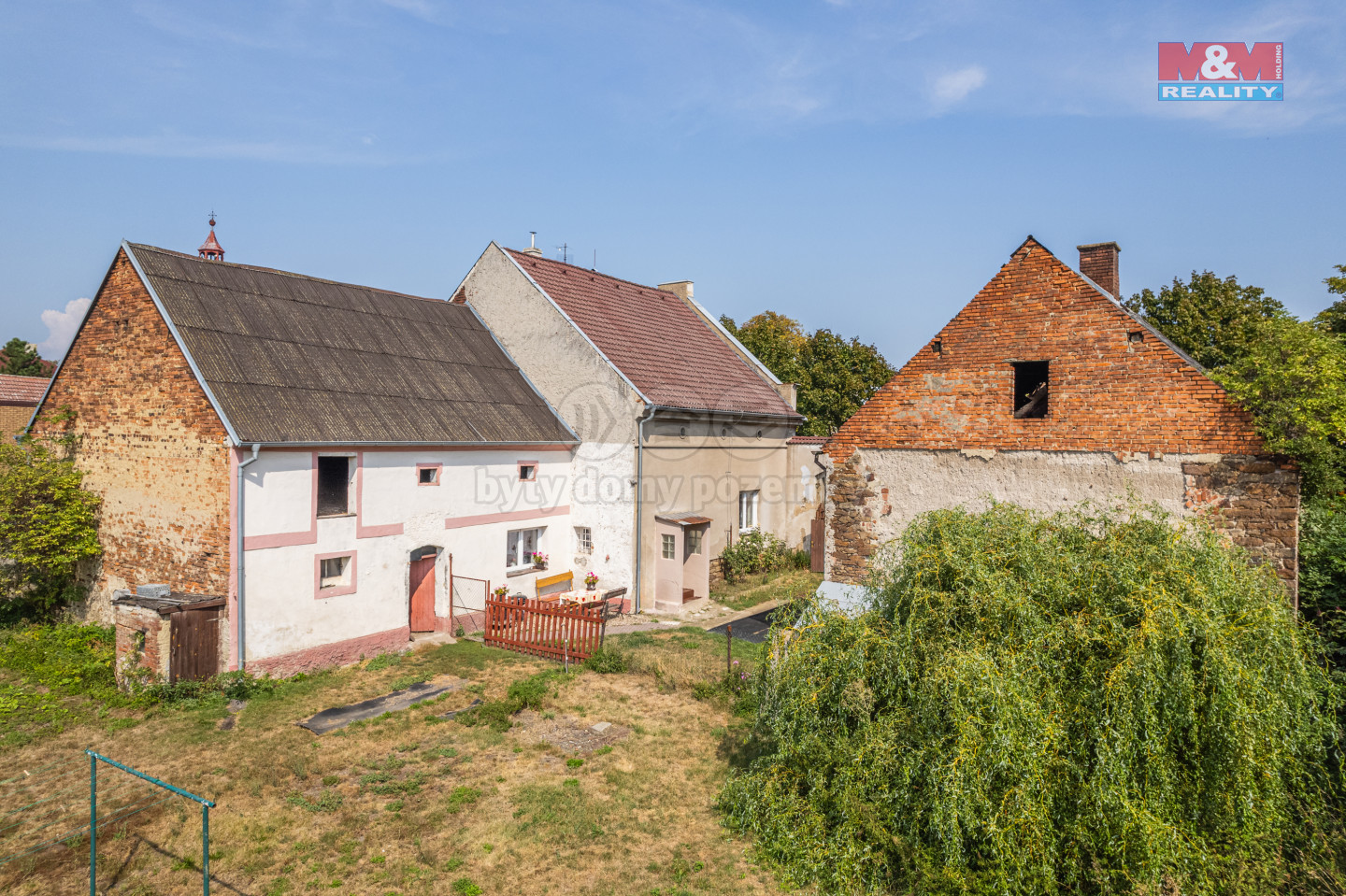 DĹŻm, chlĂ©v, stodola