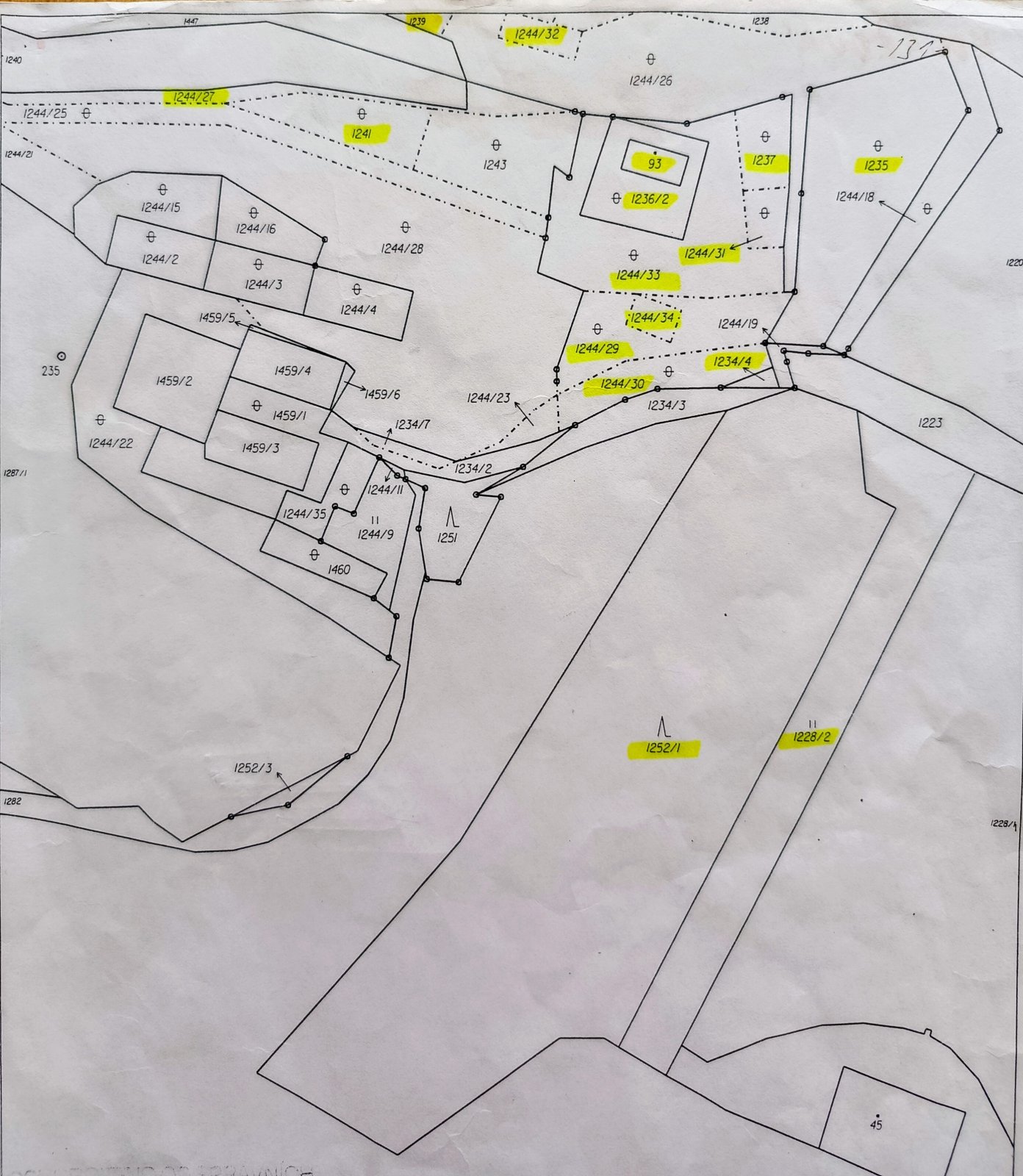 katastrální mapa (2) - žlutě vyznačené pozemky jsou předmětem prodeje