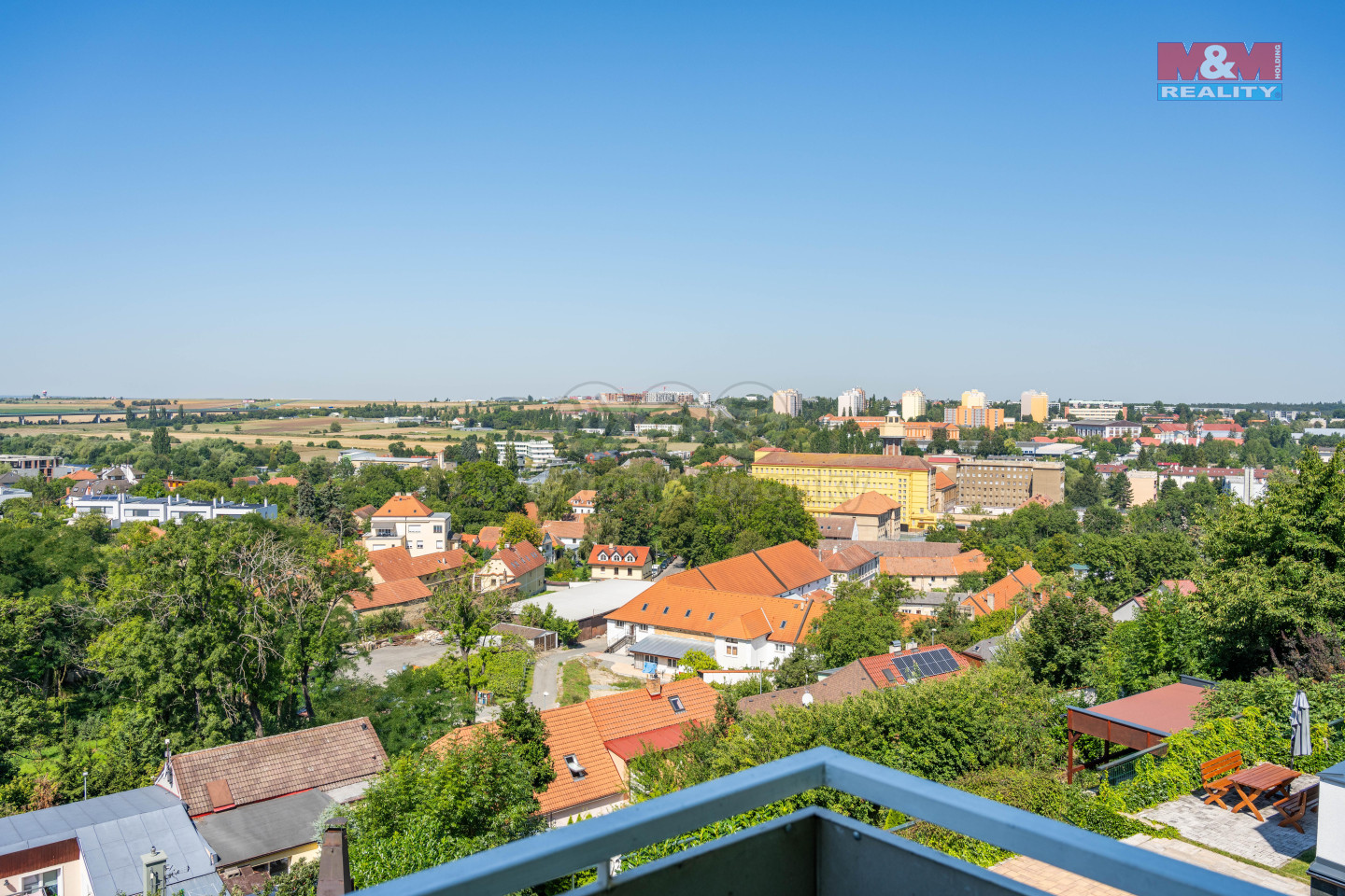 VĂ˝hled z balkĂłnu do zahrady