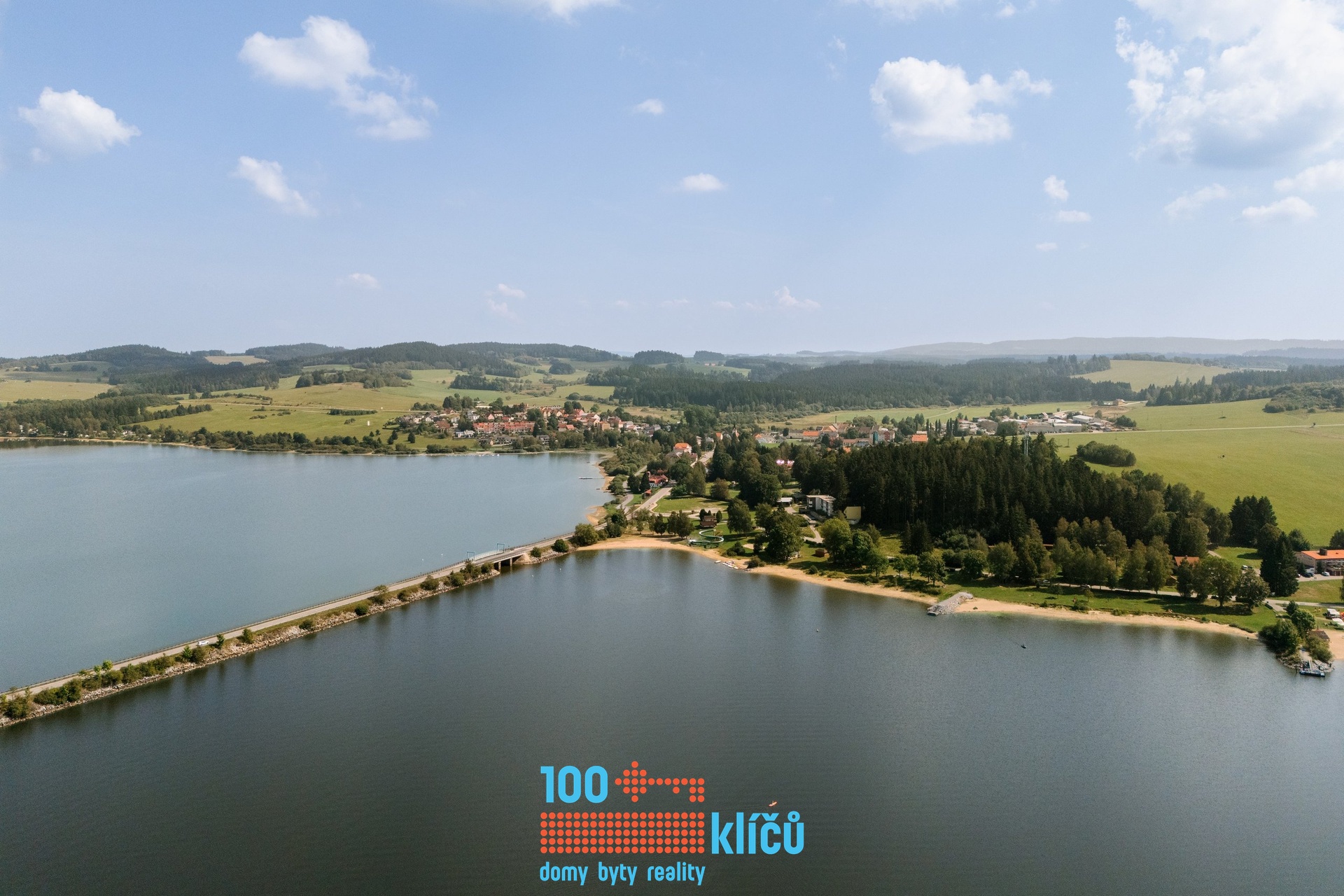 Podeplutelný most oddělující Malé Lipno a vodní nádrž Lipno