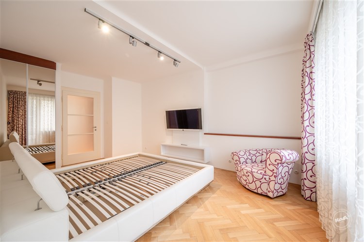 Hlavní ložnice, chcete-li master bedroom, je orientovaná do vnitrobloku a má balkon. Navíc má vlastní vstup do prostorné koupelny s toaletou.