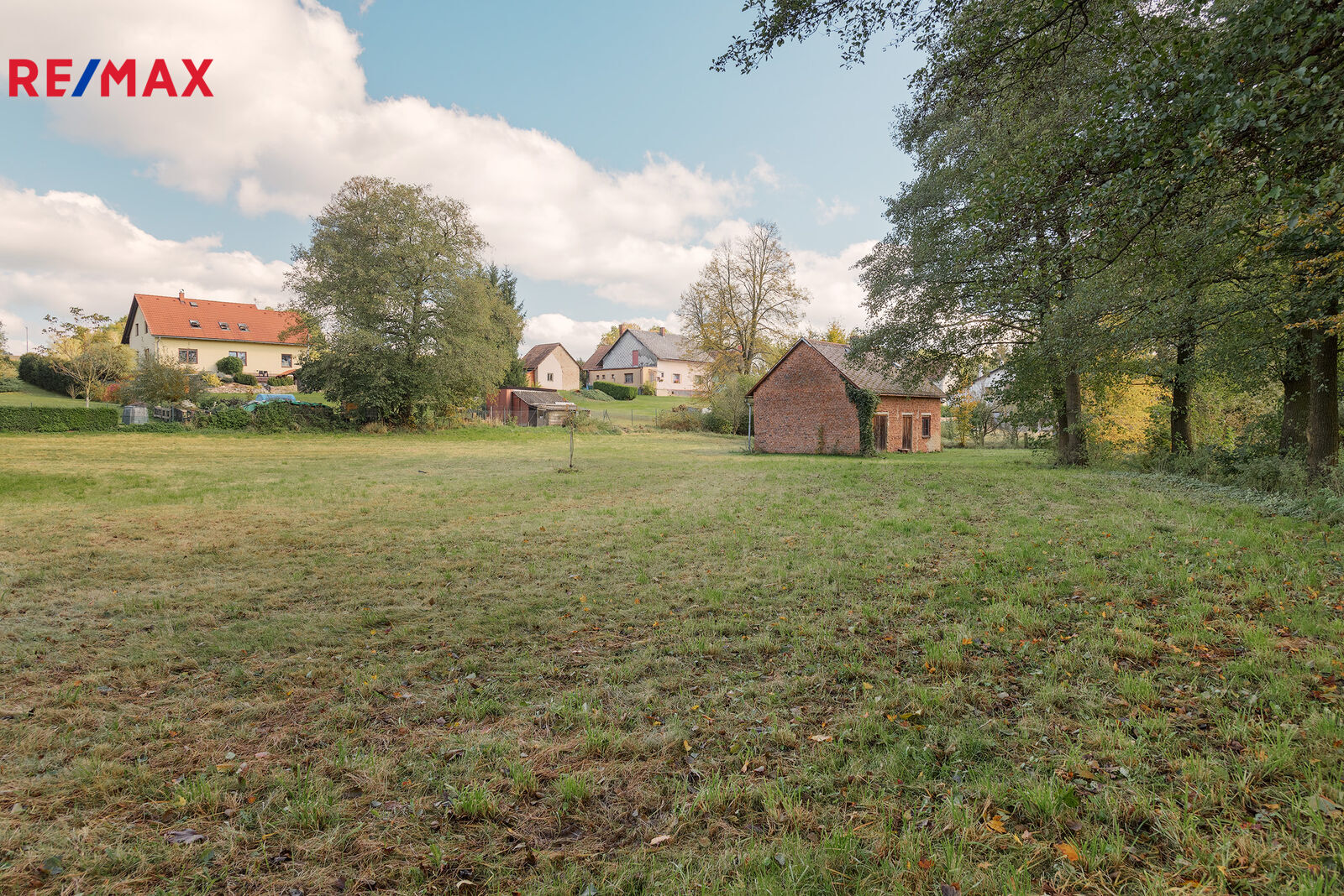 Pozemek s rozestavěnou budovou k prodeji