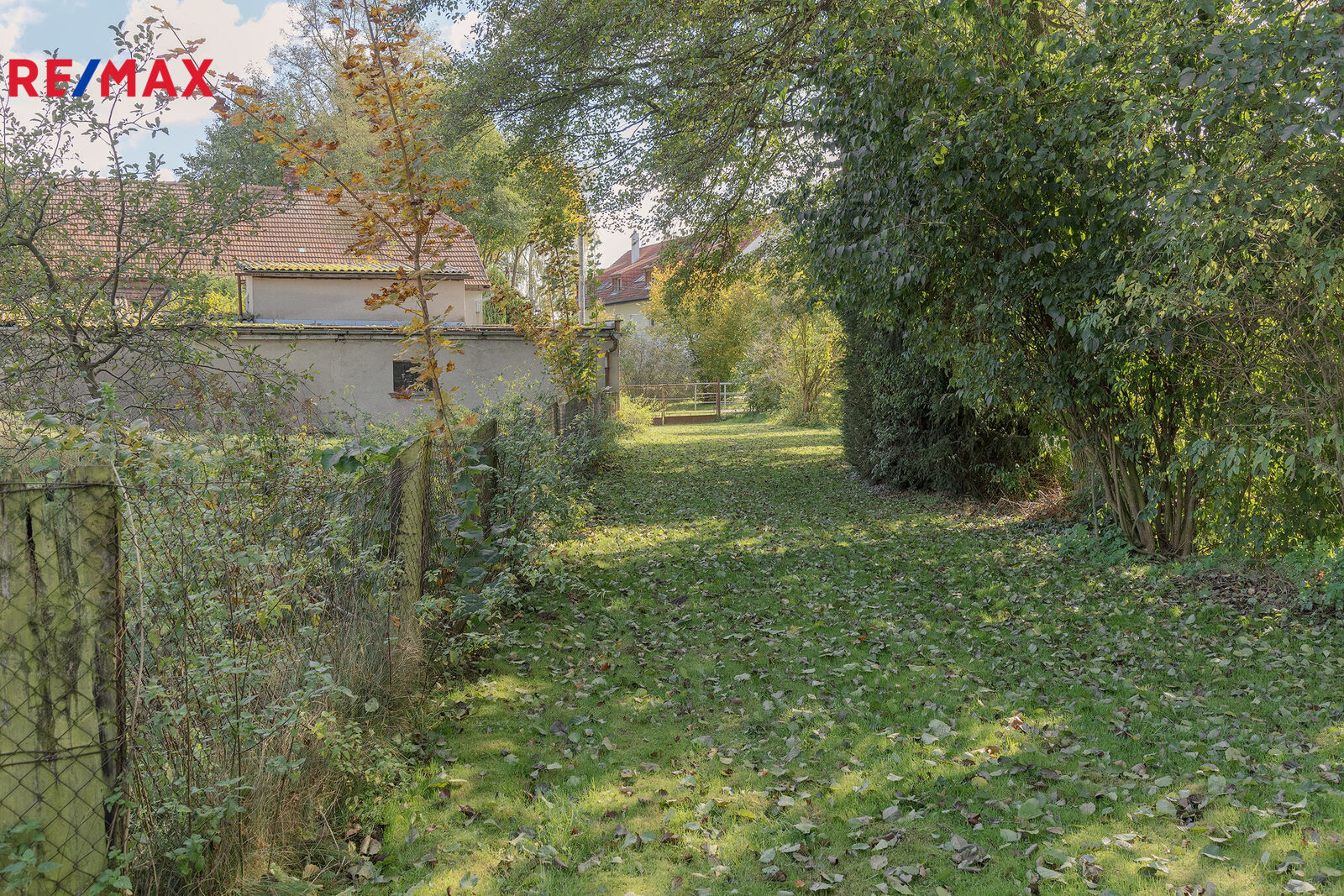 Pozemek s rozestavěnou budovou k prodeji