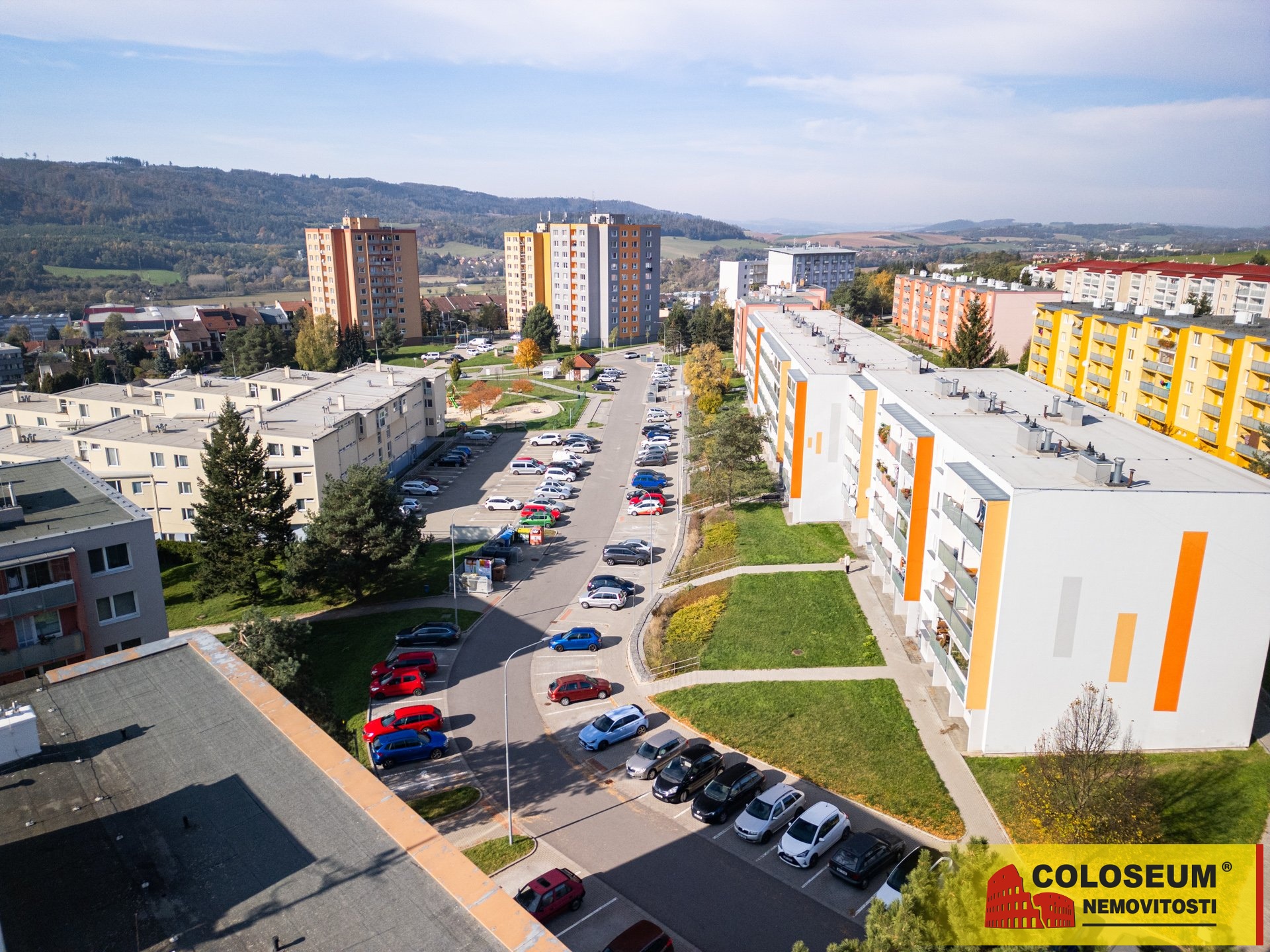 Pohled na parkoviště z dronu– Blansko, prodej bytu