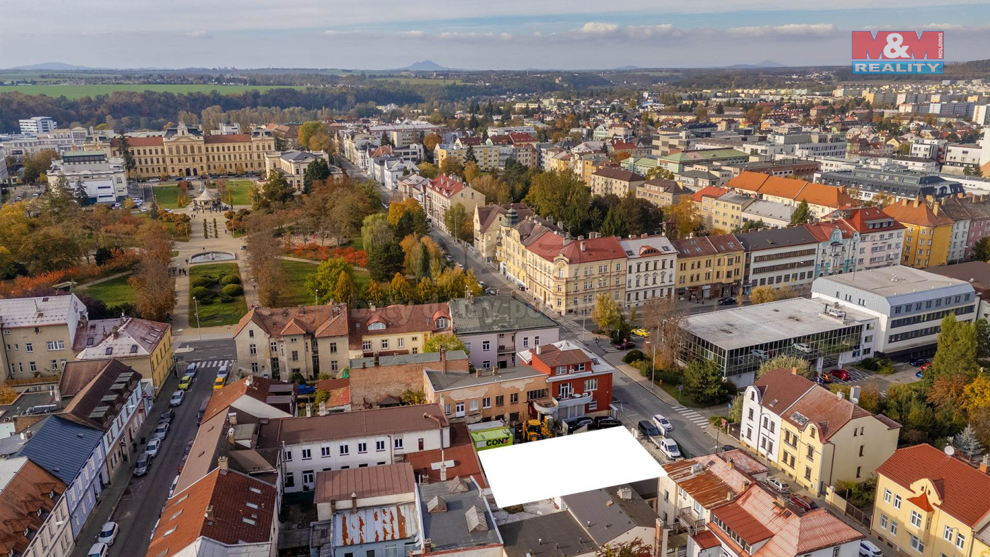 Pohled na mĂ­sto a okolĂ­ bytovĂ©ho domu