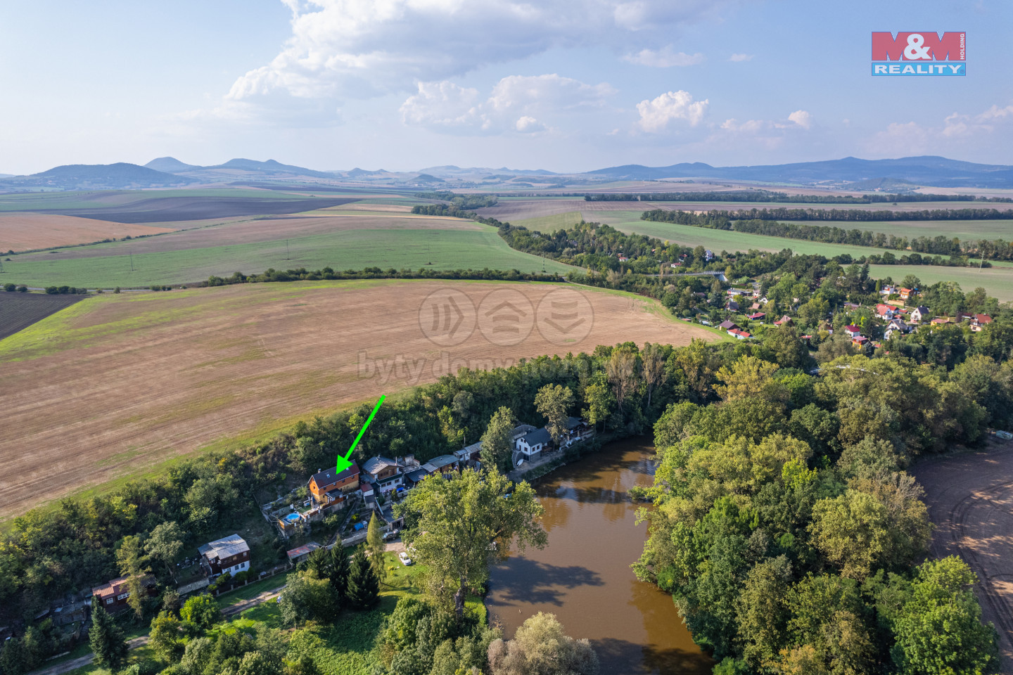 Pohled na dĹŻm a okolĂ­