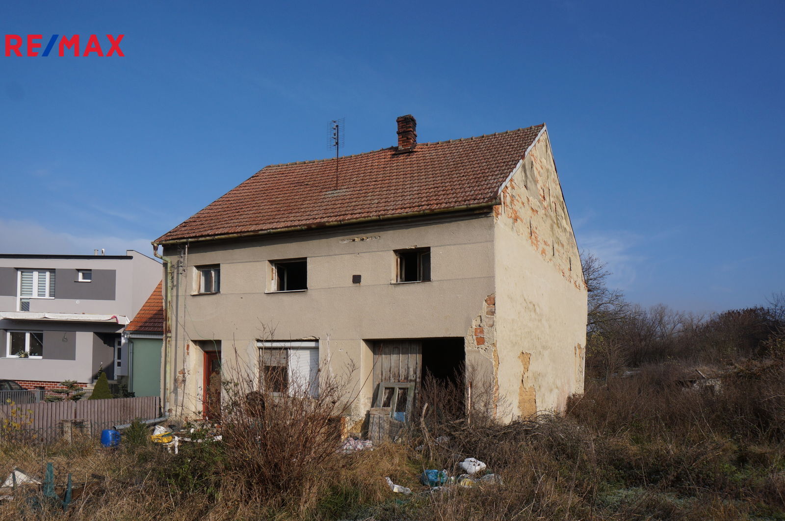 Čelní pohled na stávající dům na pozemku