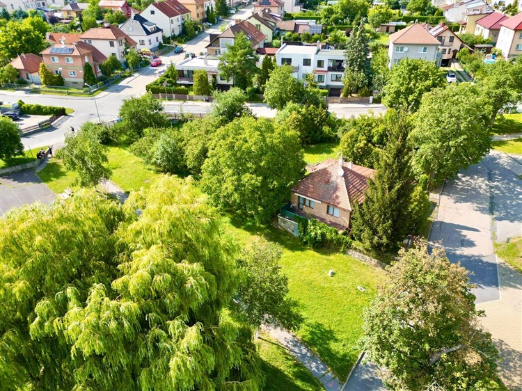 Rodinný dům s velkým pozemkem v Třebíči, Nehradově (POHLED Z DRONU)