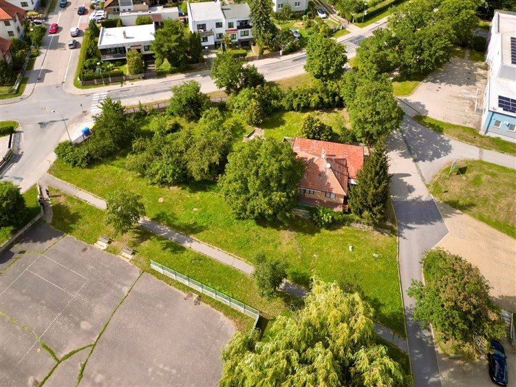 Rodinný dům s velkým pozemkem v Třebíči, Nehradově (POHLED Z DRONU)