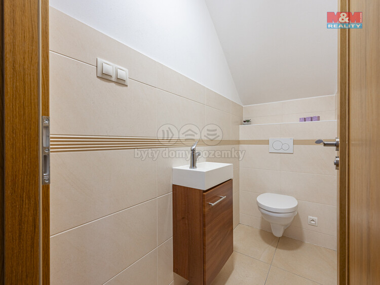 852314 - Prodej rodinnĂ©ho domu, 166 mÂ˛, zahrada 587 mÂ˛, ZlatĂˇ