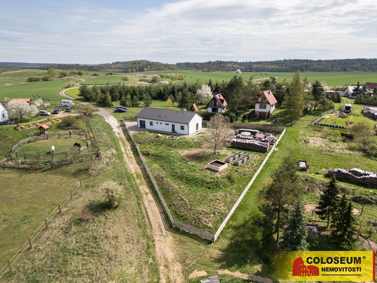 Letecký snímek - Boskovštejn – prodej novostavby rodinného domu s garáží a zahradou