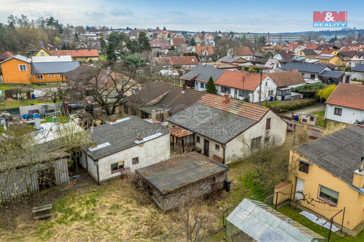 Pohled na dĹŻm, garĂˇĹľ a pĹ™Ă­stavby