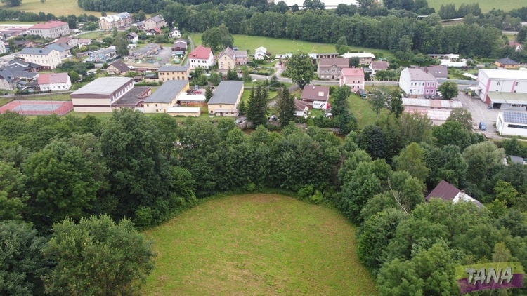 pozemek s výhledem na obec