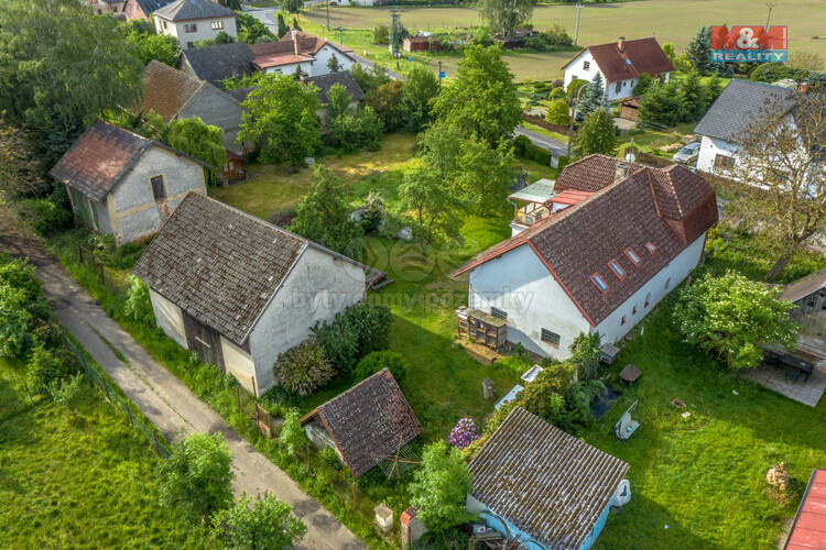 Pohled na dĹŻm a pozemek