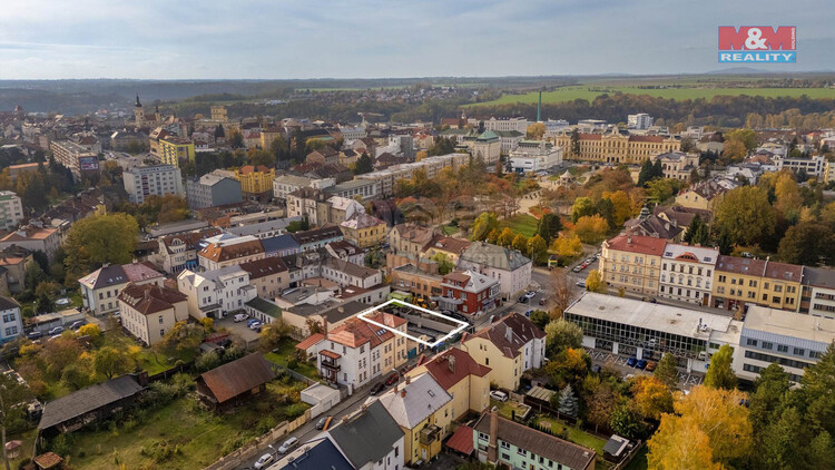 Pohled na okolĂ­ bytovĂ©ho domu