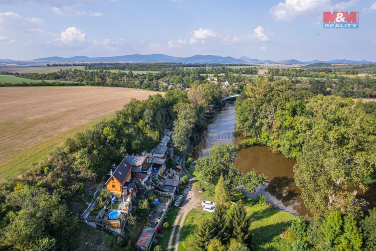 Pohled na dĹŻm a okolĂ­