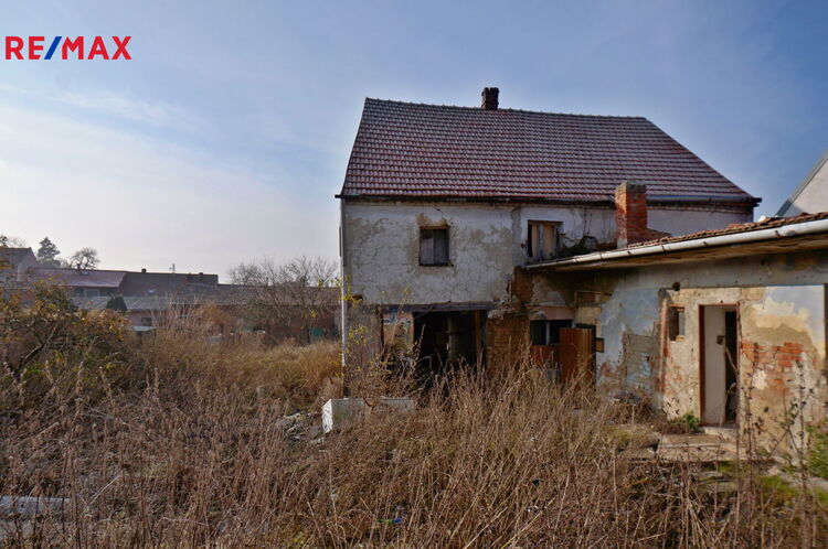 Pohled na dům a pozemek ze dvora