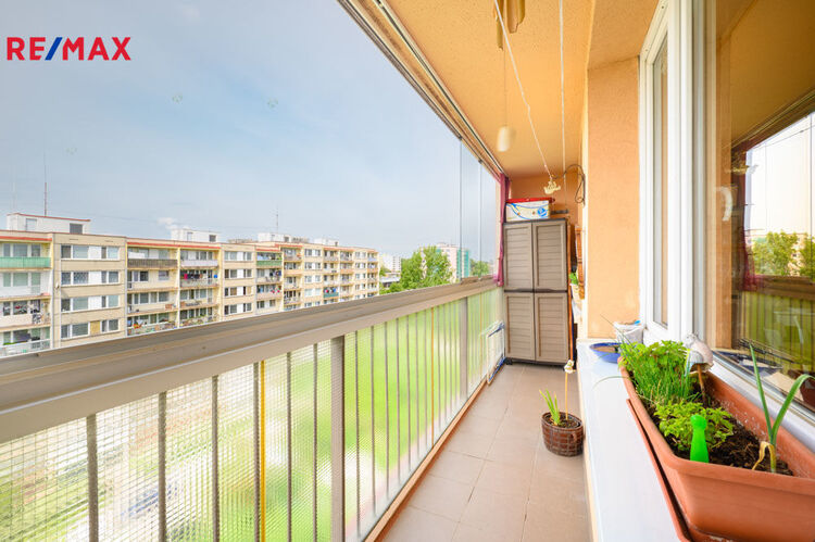 Byt Heranova- zasklený balkon nabízí klid a výhled do okolí