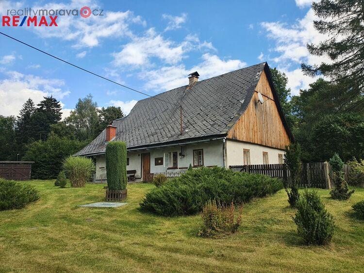 Prodej rodinného domu nebo chalupy s rozsáhlými pozemky, Malá Morava