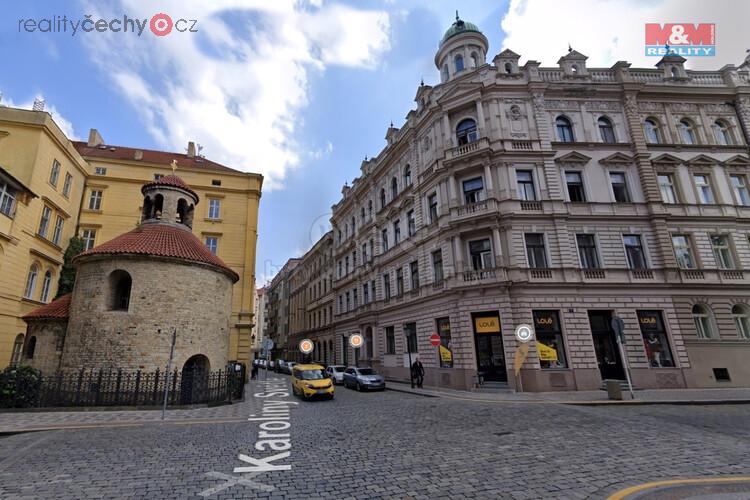 Pohled na dĹŻm na rohu KarolĂ­ny SvÄ›tlĂ© z KonviktskĂ© a Rotunda - kopie.jpg