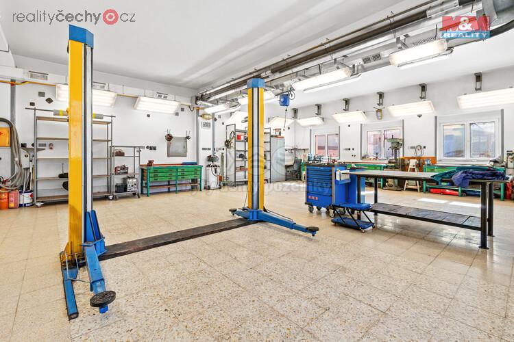 Pronájem dílny 120 m2 a bytu 130 m2 v rod. domě, V.Březno