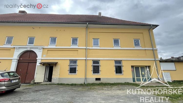 Pronájem komerčních prostor (nad 160 m2) u hl. silnice