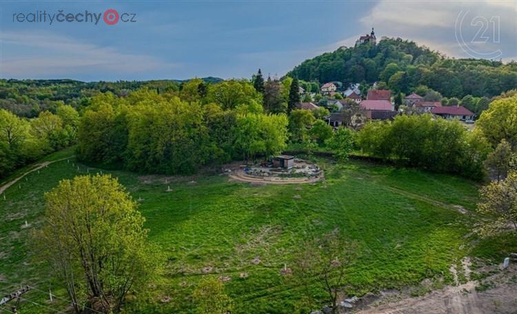 Stavební pozemek o velikosti 8 627 m2 pod hradem Vysoký Chlumec