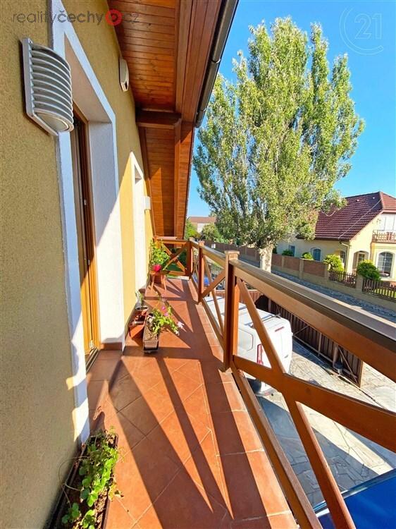 Pronájem podkrovního bytu 2+kk s balkonem, 50 m2 - Praha - Vinoř