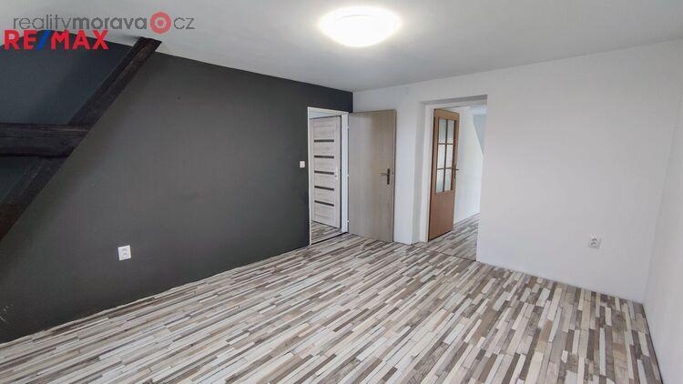 Pronájem bytu 3+1, cca 60 m2 s vlastním balkónem