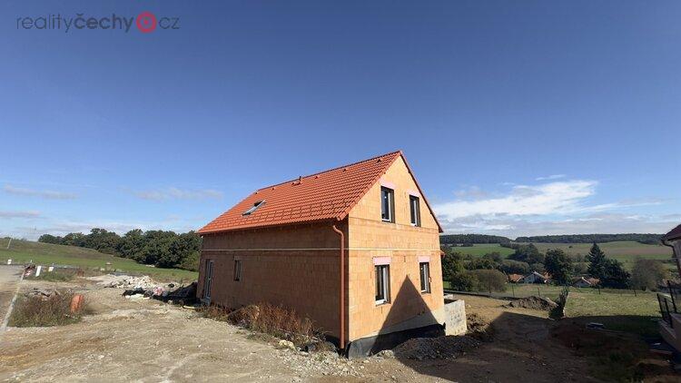 Novostavba domu ve venkovském stylu včetně vybavení v lokalitě Purkarec u Hluboké nad Vltavou.