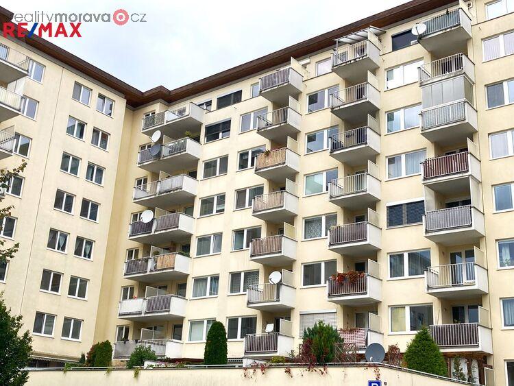 Pronájem bytu 2+KK s balkonem a garážovým stáním – Brno Lesná, ulice Dusíkova 37