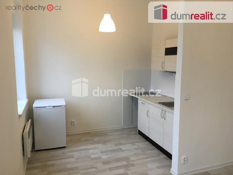 Pronájem bytu 1+kk 29 m2 P5 Smíchov nezařízený balkon